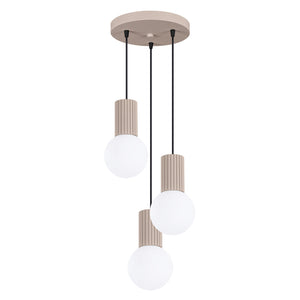 Moderne Pendelleuchte mit drei zylindrischen Holz-Lampenschirmen und schwarzer Deckenhalterung.