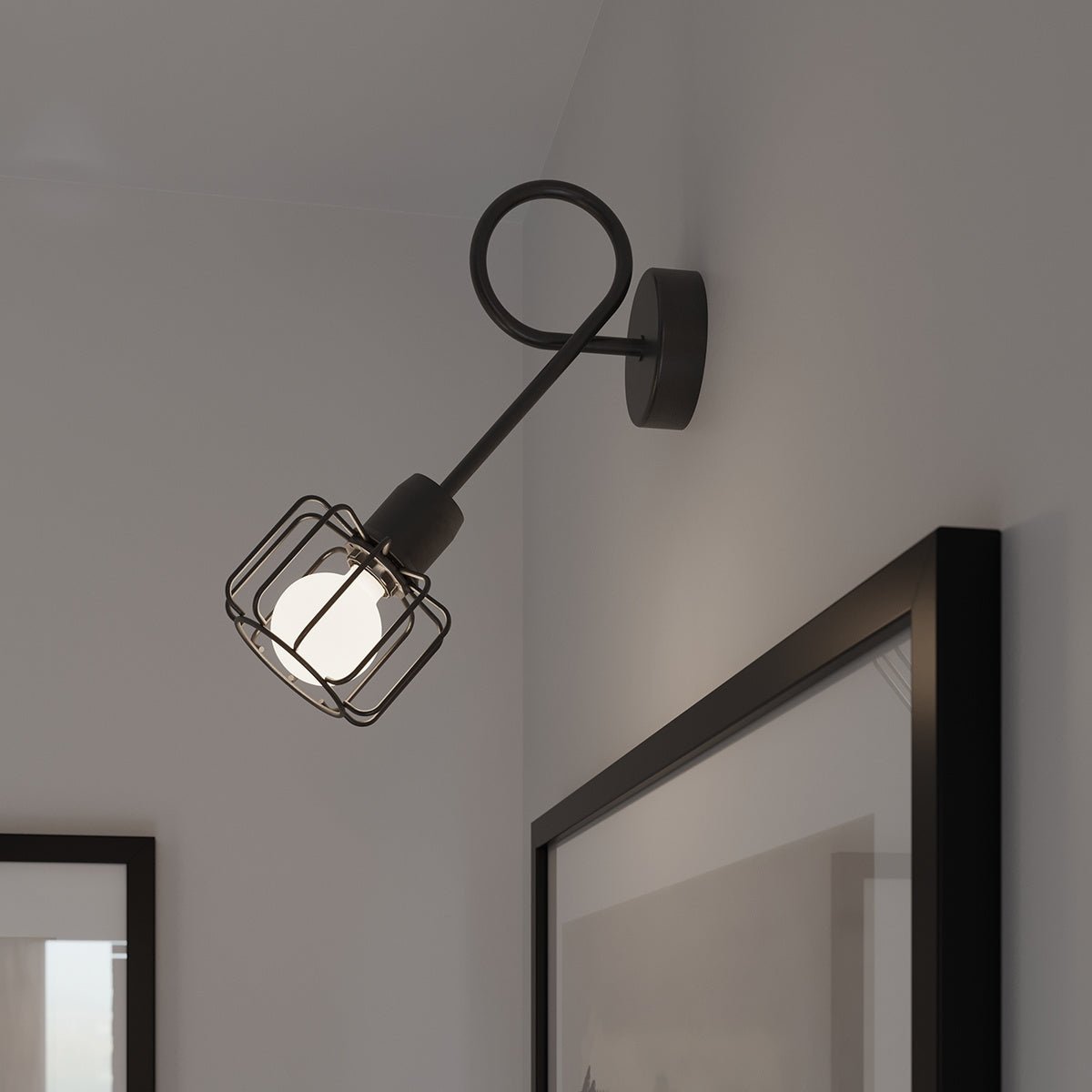 BELUCI-Wandleuchte im Industrial-Design – schwarze Metallleuchte mit leichter Formgebung