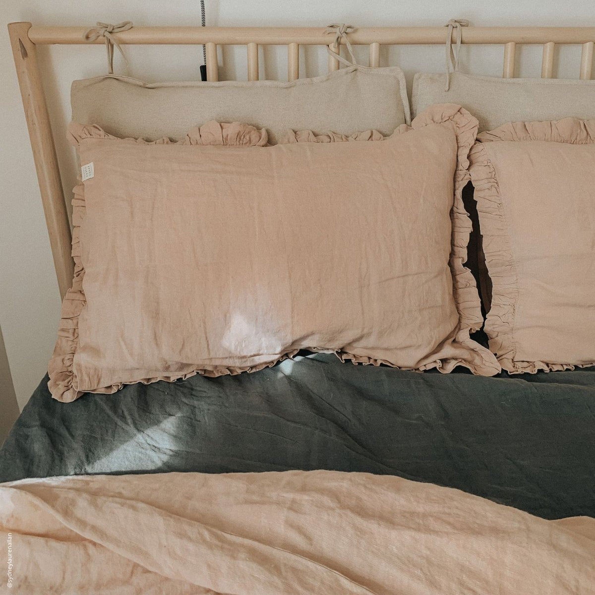 Kissenbezug mit Rüschen – 100 % Leinen – in White | Dexity Lichtdesign