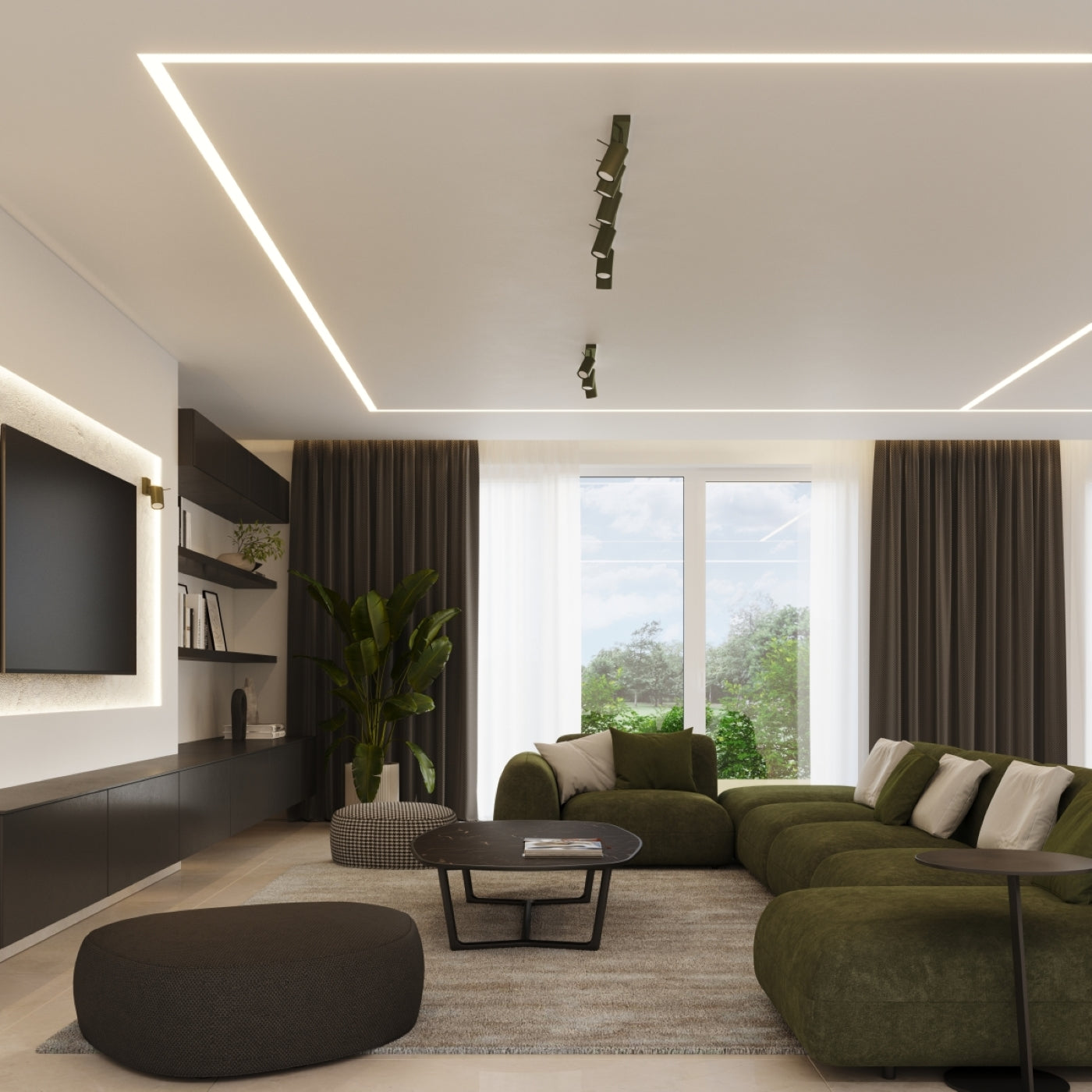 Moderner Wohnraum mit olivgrünem Ecksofa, hellem Teppich, Couchtisch, Sitzhocker, Pflanze, Regalen, Fernseher und Fenstern.