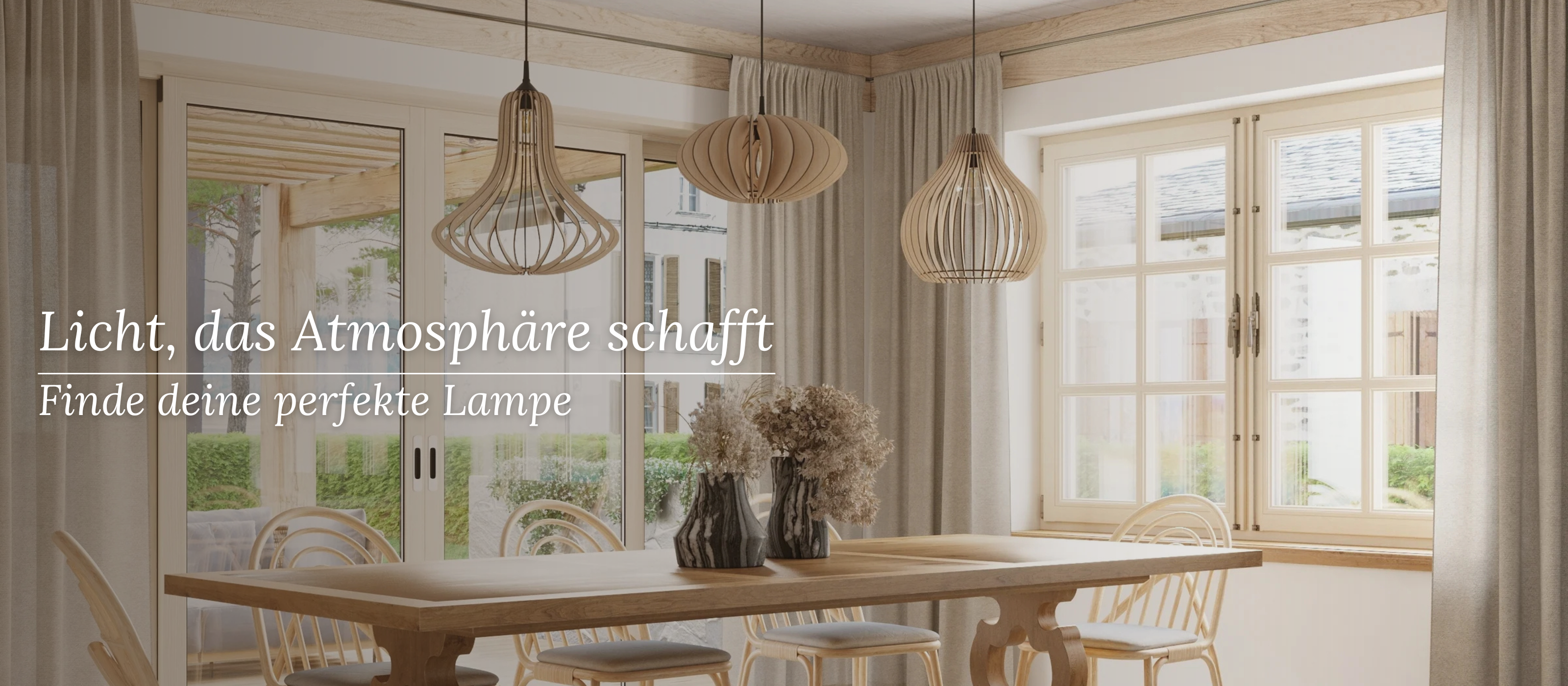 Esszimmer mit großen Fenstern, Holztisch und dekorativen Pendelleuchten aus Holz – stimmungsvolle Beleuchtungsideen für dein Zuhause.