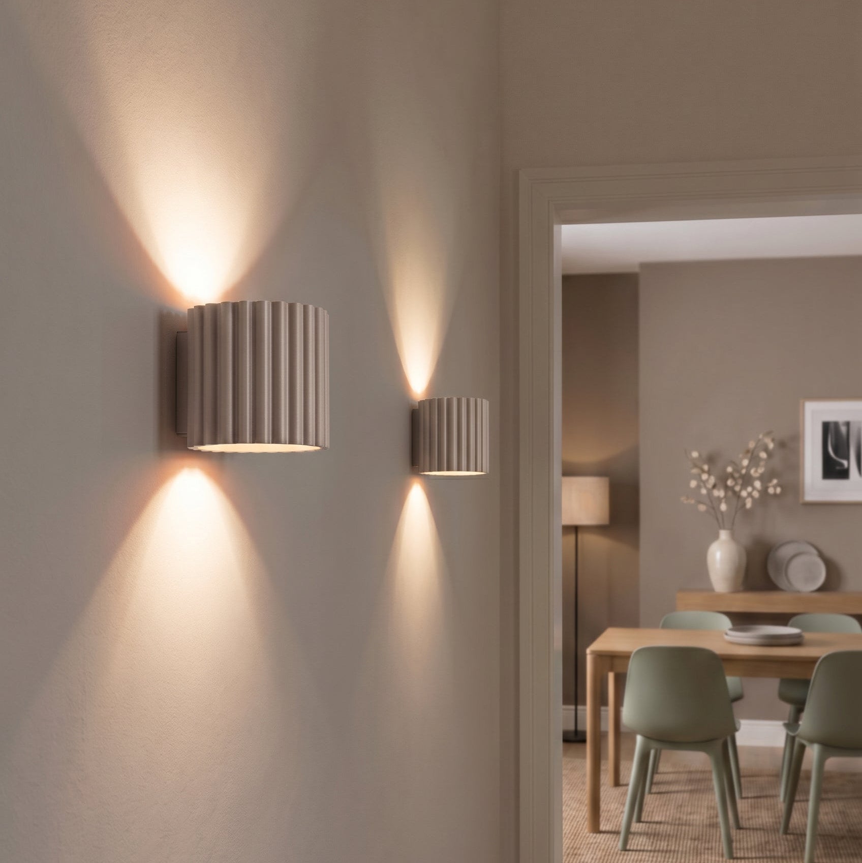 Taupe Farbige Wandleuchte in Flur neben einander mit warmen Up & Down Licht