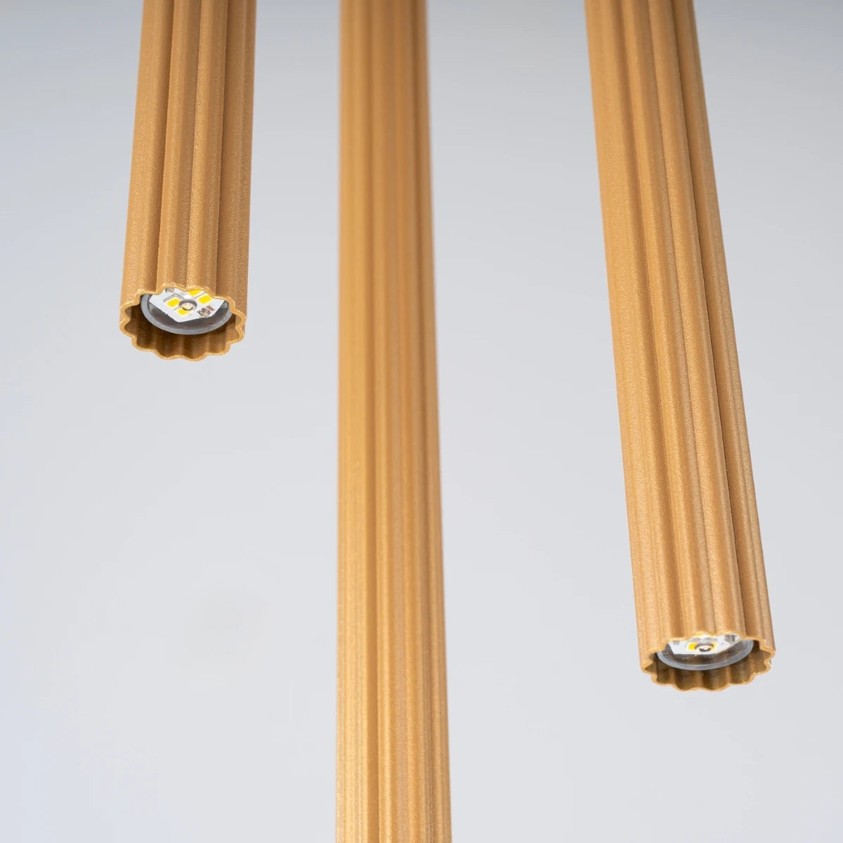 Pendelleuchte CORA 3P in Gold – Detailaufnahme der unteren Leuchtelemente mit integrierter LED-Technik und edlem Metallfinish