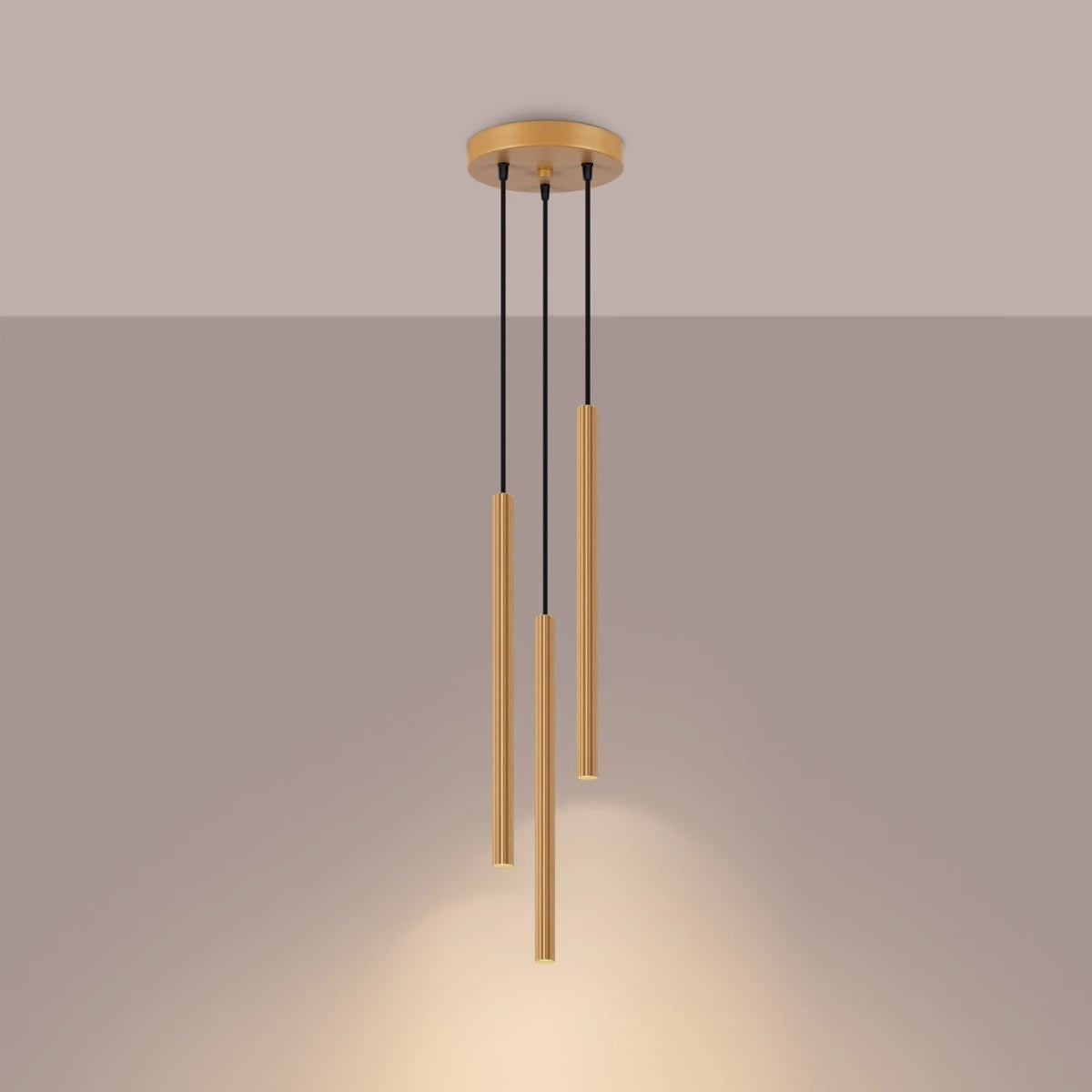 Pendelleuchte CORA 3P in Gold – warm leuchtende Dreifachpendelleuchte mit edlem Metallfinish und harmonischem Lichtbild