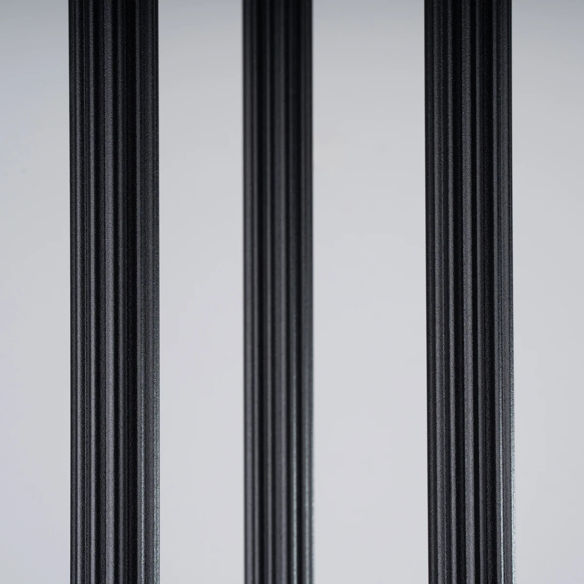 Pendelleuchte CORA 3P in Schwarz – Detail der feinen Rillenstruktur und eleganten matten Oberfläche