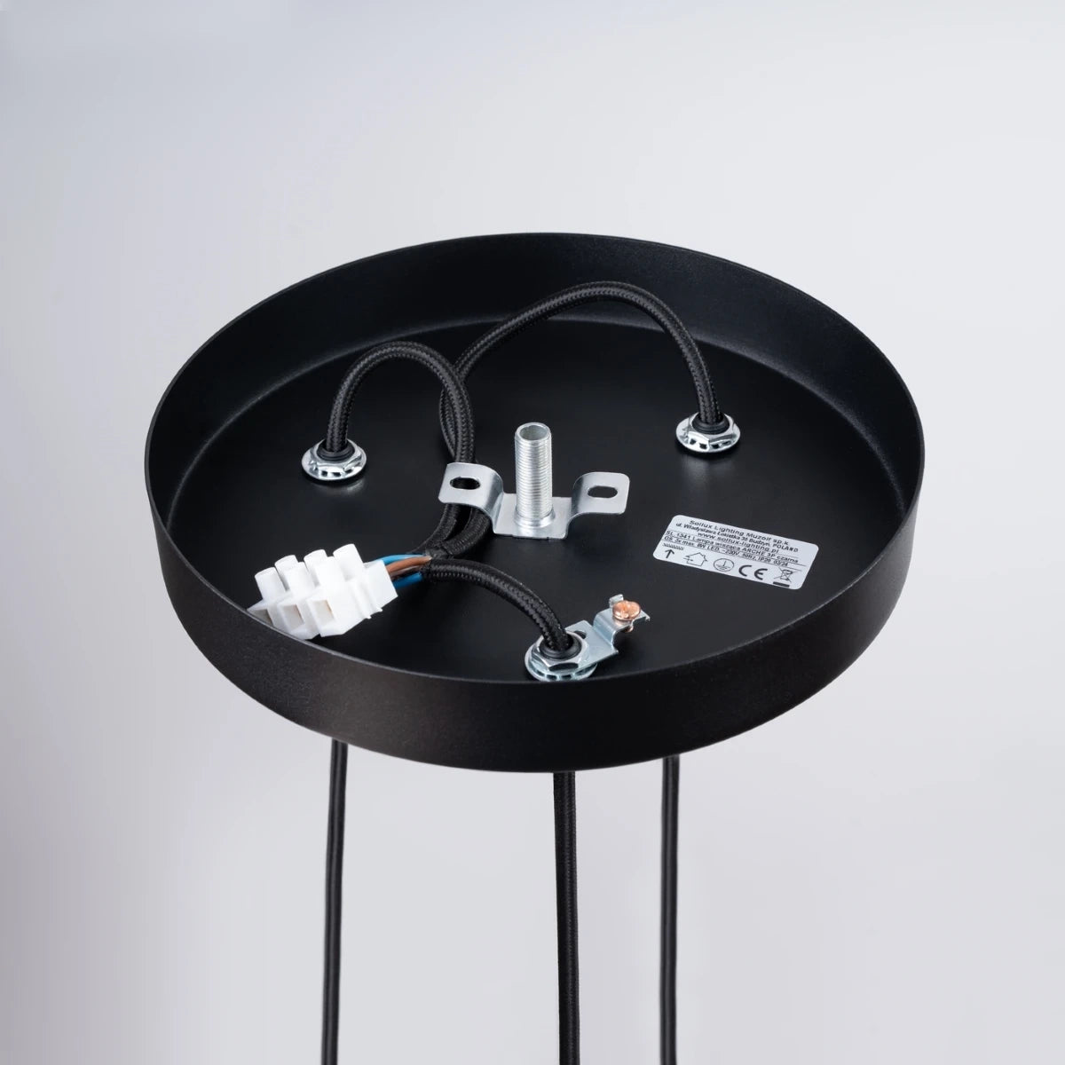 Pendelleuchte CORA 3P in Schwarz – technische Detailaufnahme der Deckenhalterung und Verkabelung
