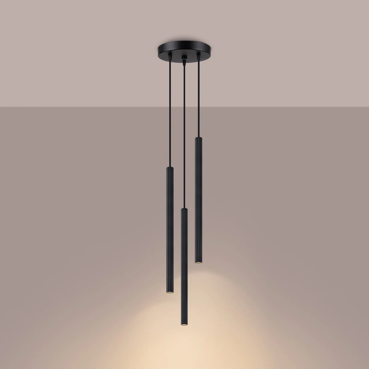 Pendelleuchte CORA 3P in Schwarz – stilvolle Dreifachleuchte mit elegantem Lichtkegel und moderner Linienführung