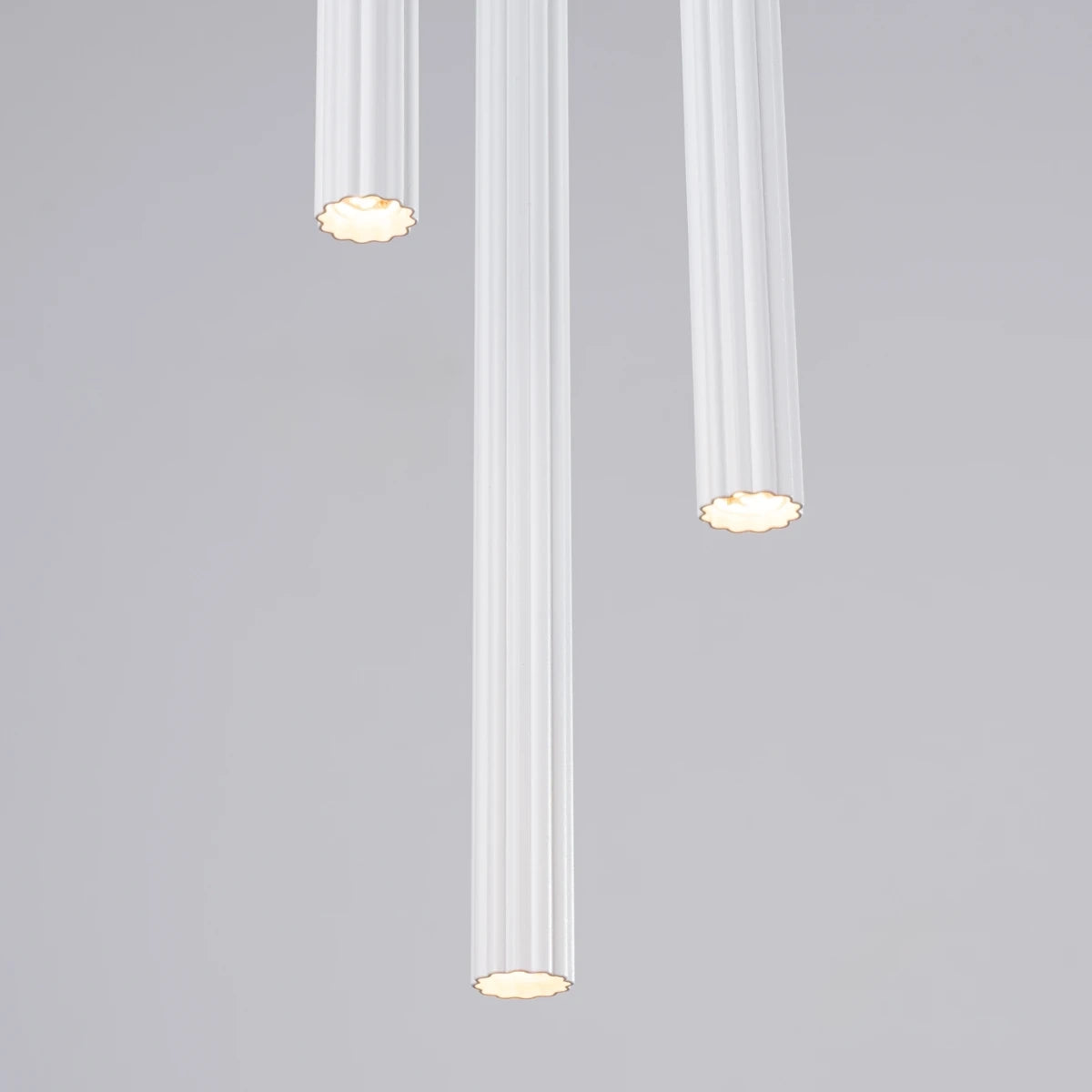 Pendelleuchte CORA 3P in Weiß – leuchtende Zylinder mit feiner Rillenstruktur in minimalistischem Design