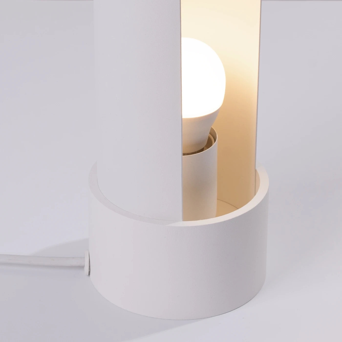 Tischlampe FLASH in Weiß – Nahaufnahme der E27-Fassung mit eingeschaltetem LED-Leuchtmittel