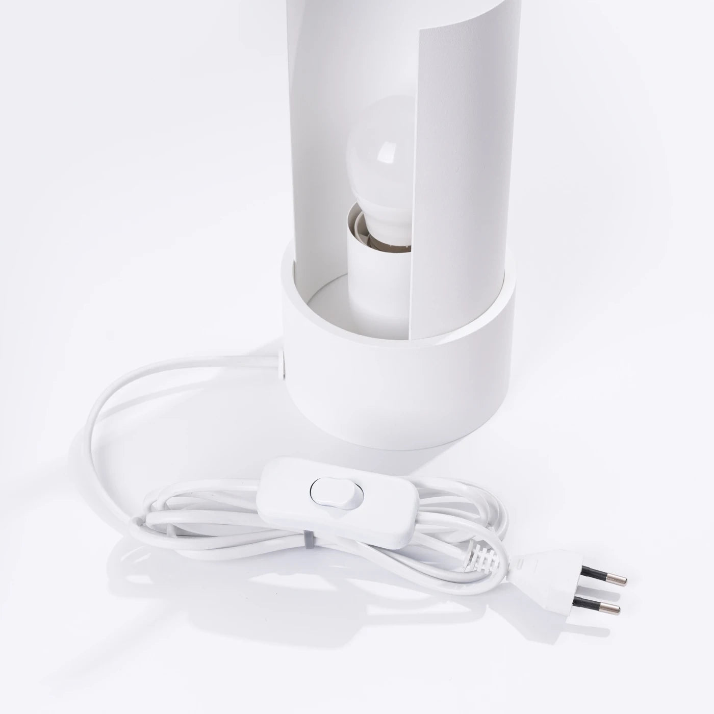 Tischlampe FLASH in Weiß – Detailansicht des Netzsteckers mit Kippschalter und Kabelanschluss