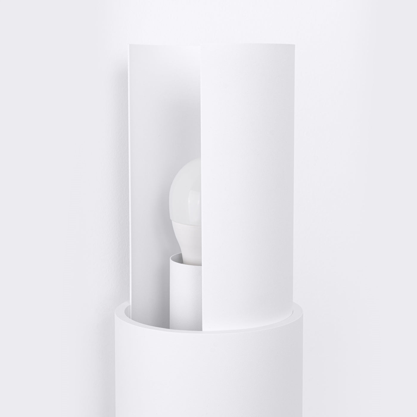 Detailaufnahme der Wandleuchte FLASH in Weiß – E27-Fassung mit sichtbarem Leuchtmittel