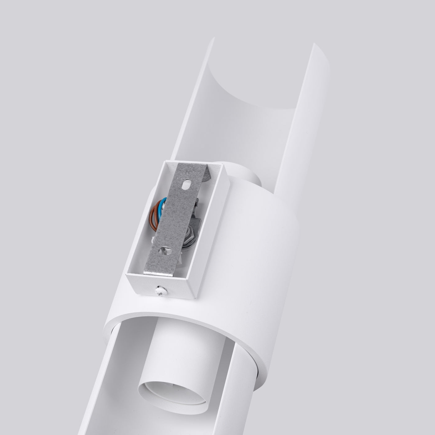 Wandleuchte FLASH in Weiß – Rückseite mit integrierter Wandhalterung und Verkabelung