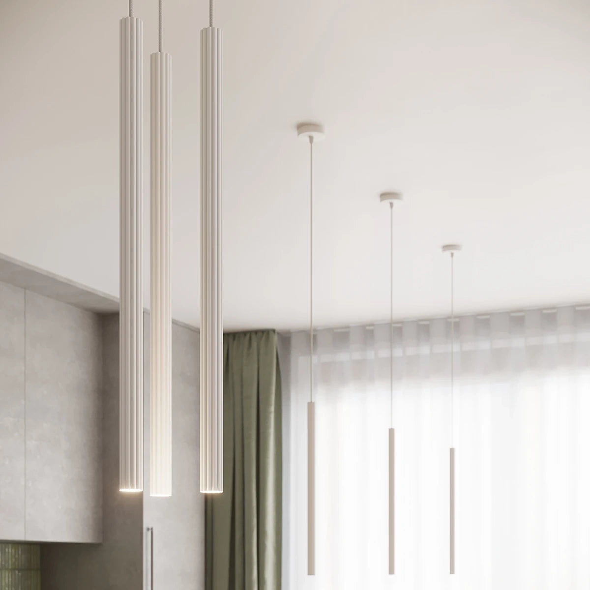 Detailansicht der Pendelleuchte CORA 3P in Weiß mit drei schlanken, vertikal hängenden Leuchtzylindern – modernes minimalistisches Design.