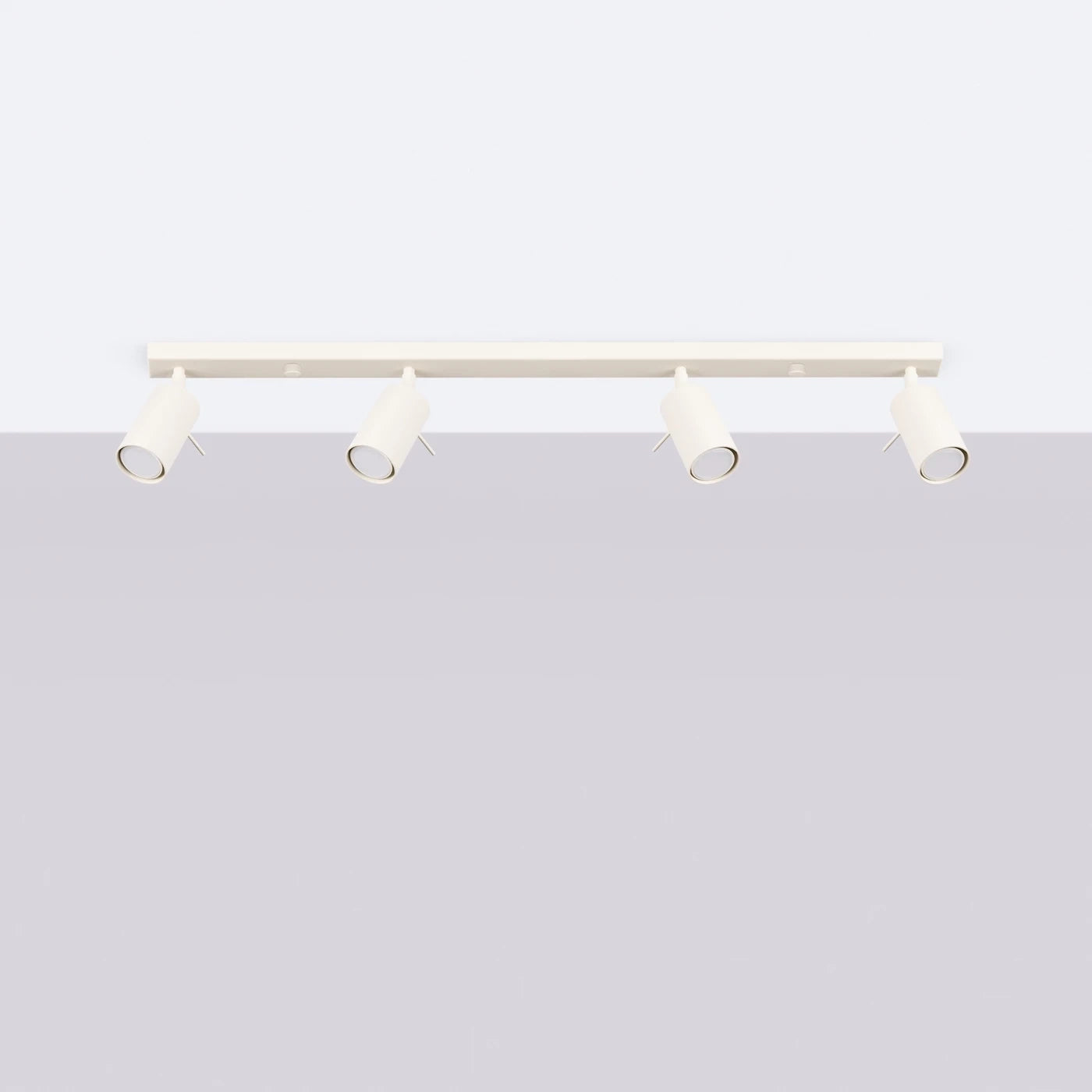 Weiße Deckenleuchte mit vier zylindrischen Spots auf einer Schiene für minimalistisches Lichtdesign.