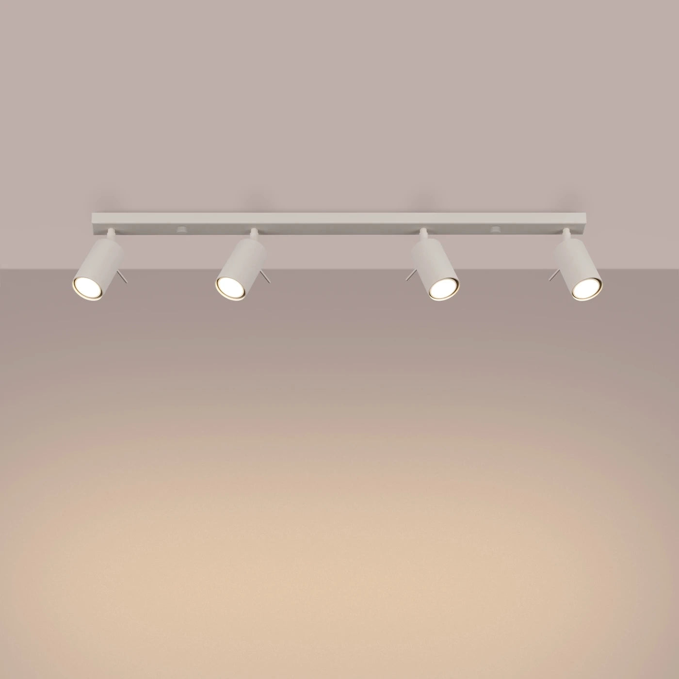 Vier weiße zylindrische Deckenstrahler in minimalistischem Design vor Wand mit Mauve- und Pfirsichverlauf.