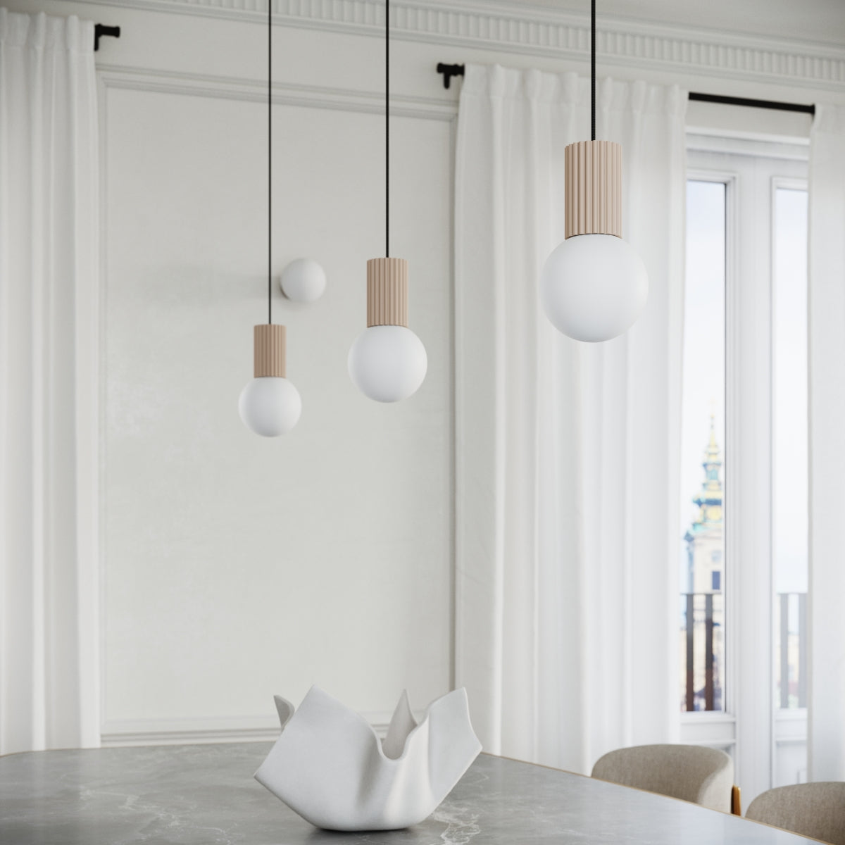 HALO-Tischlampe in Taupe mit passenden Pendelleuchten, modernes Interieur mit Marmortisch und Vorhängen.