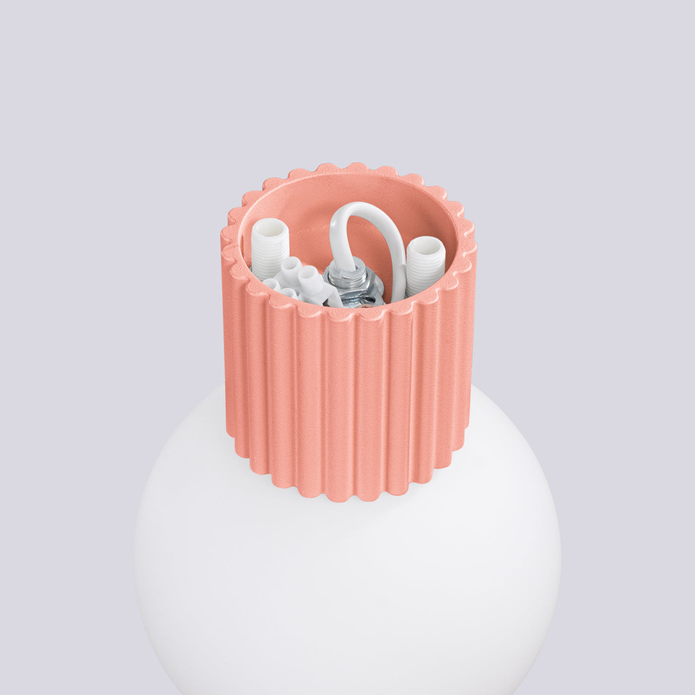 HALO-Wandleuchte IP44 in Apricot, Detail der oberen Kappe mit IP44-Symbol und gerilltem Aluminiumkörper.