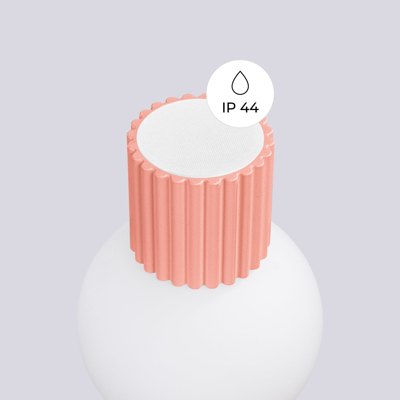 HALO-Wandleuchte IP44 in Apricot, Nahaufnahme der geriffelten Oberfläche mit IP44-Schutzkennzeichnung.