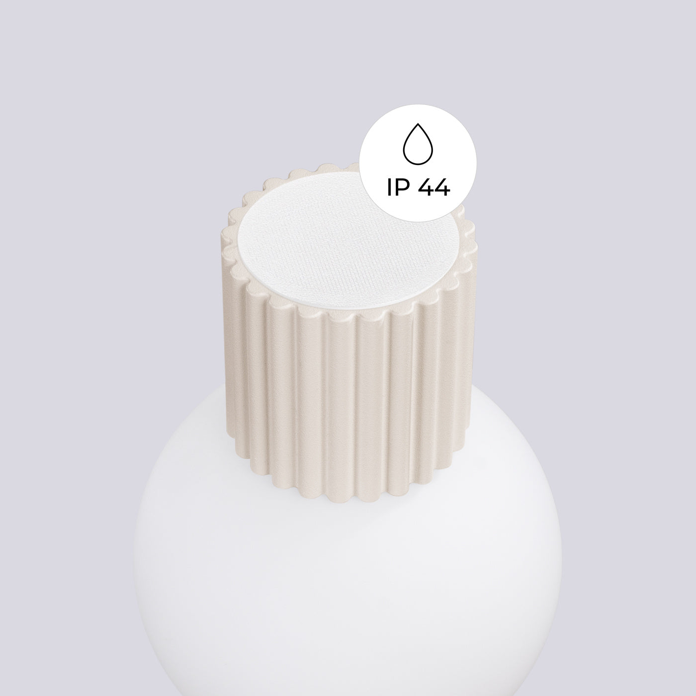 Detailansicht der HALO-Wandleuchte IP44 in Beige, gerilltes Aluminiumgehäuse mit IP44-Schutzsymbol.