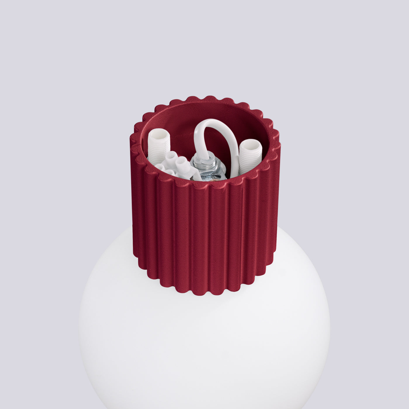 HALO-Wandleuchte IP44 in Burgunderrot, obere Abdeckung mit IP44-Schutzkennzeichnung, gerillte Struktur.