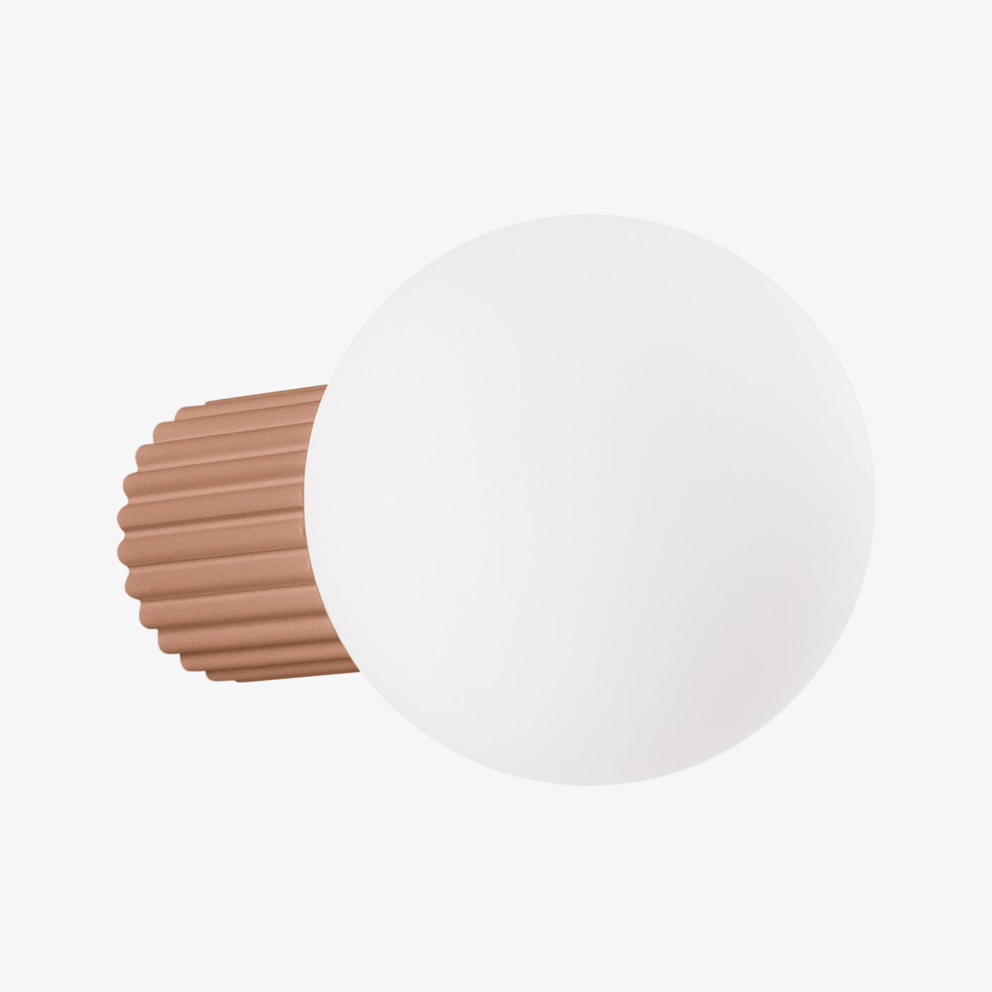 HALO-Wandleuchte IP44 in Mokka mit gerilltem Aluminiumkörper und Milchglasdiffusor, Frontansicht.