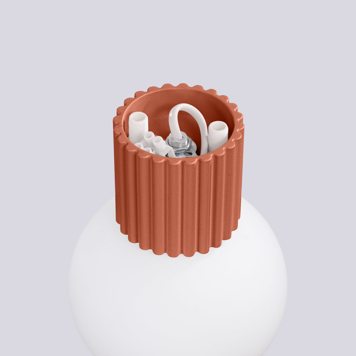 Detail der HALO-Wandleuchte IP44 in rotem Ocker, obere Kappe mit IP44-Schutzsymbol, gerilltes Aluminium.