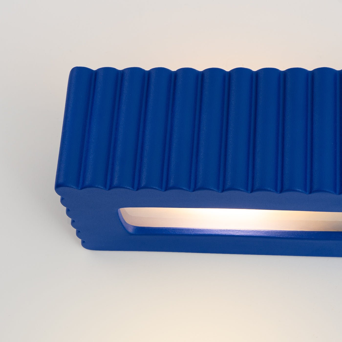 Keramik Wandleuchte "RIGATA" – in Ultramarin | Dexity Lichtdesign