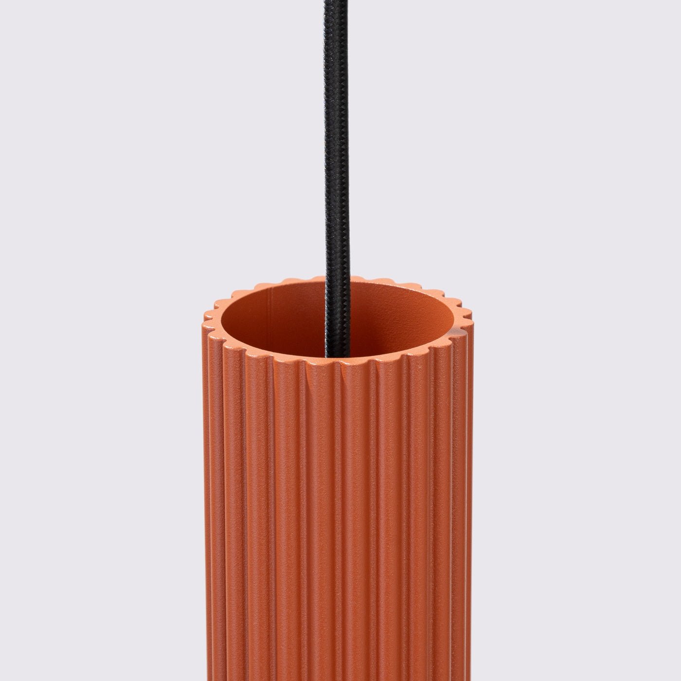 Pendelleuchte "KARBON 3L" – Pendelleuchte in Roter Ocker | Dexity Lichtdesign