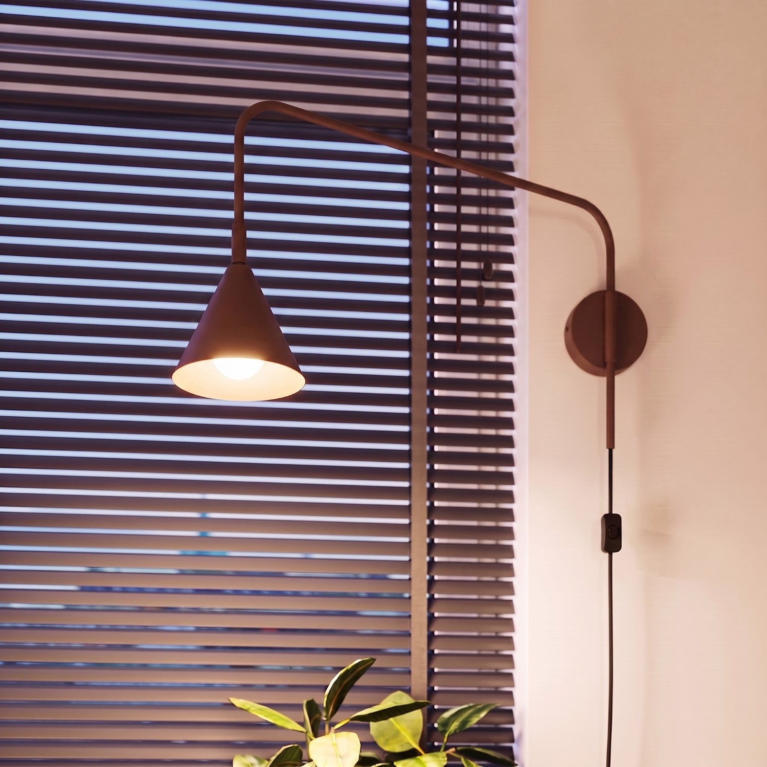 Wandleuchte "NOX" mit Stecker und Kabelschalter