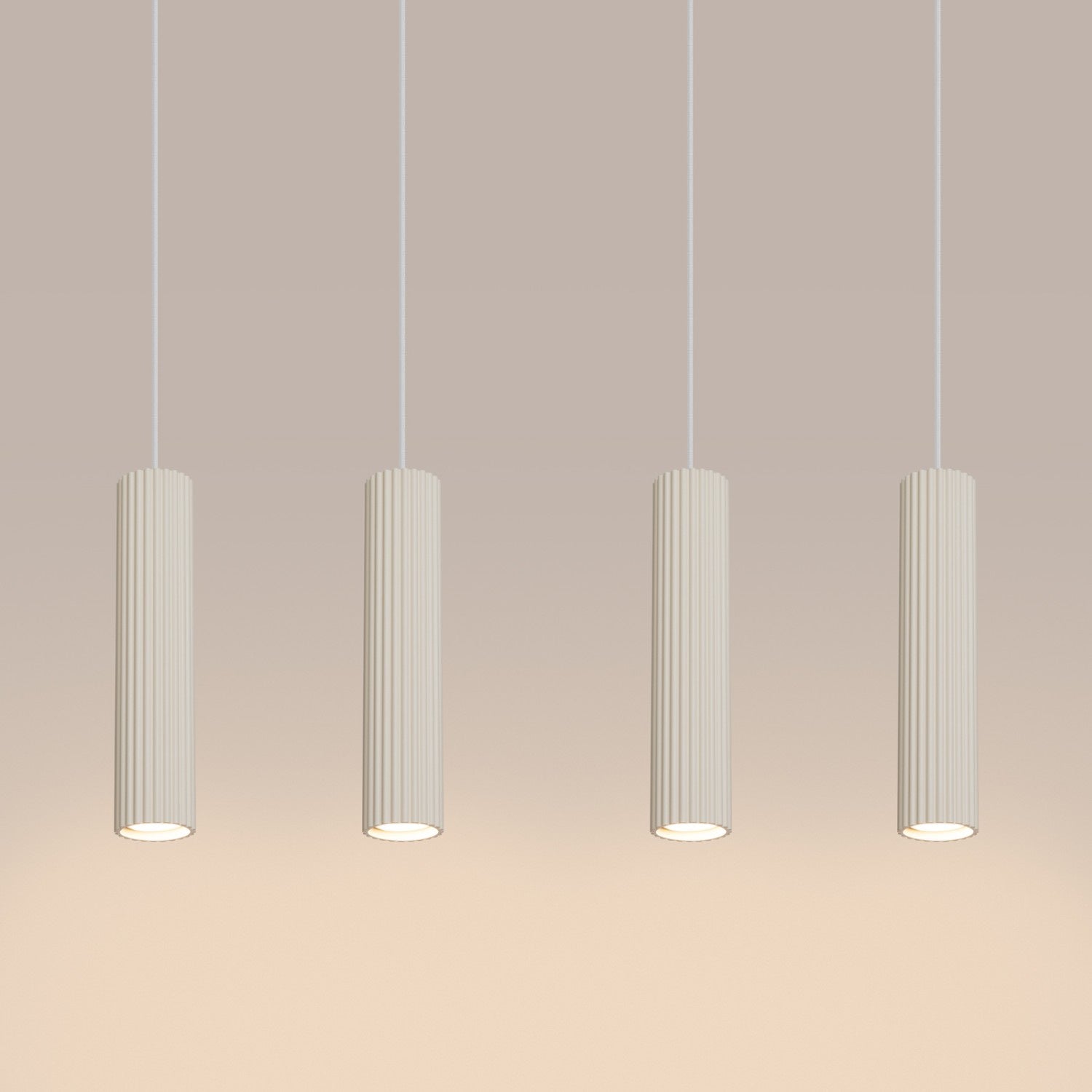 Pendelleuchte KARBON 4L in Beige – vier geriffelte Zylinder in Reihe, warmes Licht nach unten | Dexity