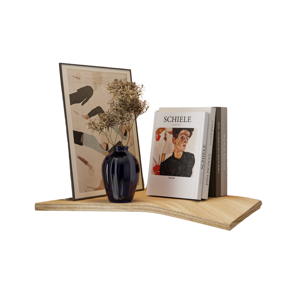 Dekoratives Holz-Wandregal mit geschwungener Form, schwarzer Vase mit Trockenblumen, Kunstbild und aufgestellten Kunstbüchern.