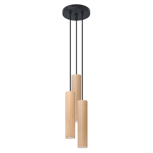 Moderne Pendelleuchte mit drei zylindrischen Holz-Lampenschirmen und schwarzer Deckenhalterung.