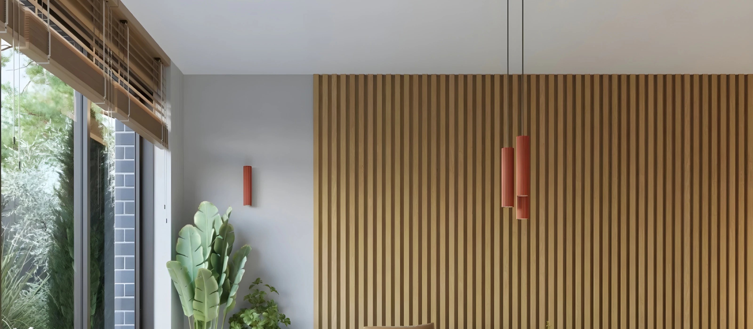 Moderner Innenraum mit großer grüner Zimmerpflanze, Holzjalousien und roten Pendelleuchten neben vertikaler Holzlamellenwand.