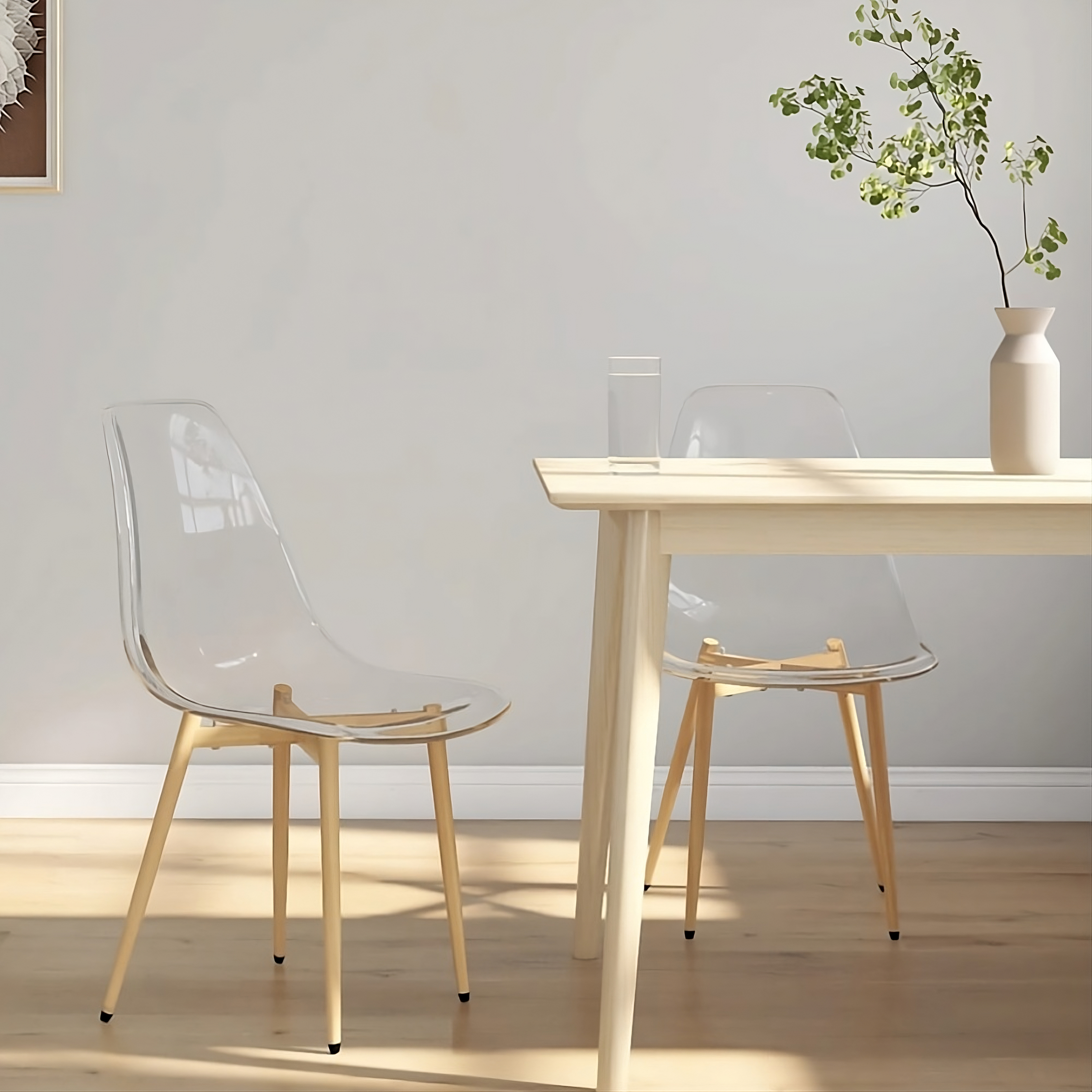 Transparente Esszimmerstühle mit Holzbeinen an hellem Holztisch in minimalistisch eingerichtetem Raum mit natürlichem Lichteinfall.