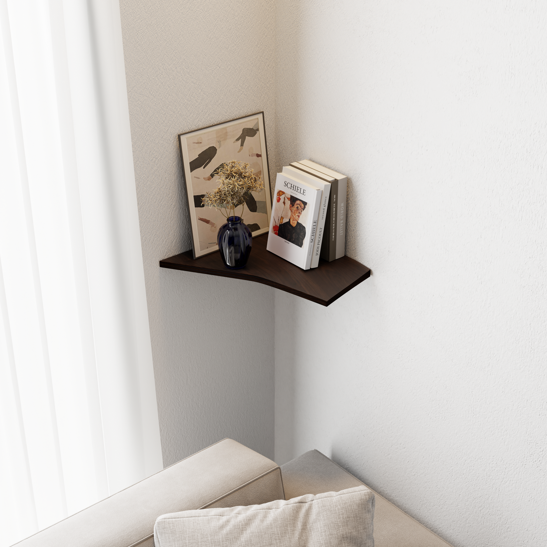 Modernes dunkles Wandregal in der Ecke mit Büchern, gerahmtem Bild und Vase über hellem Sofa – platzsparend und stilvoll.