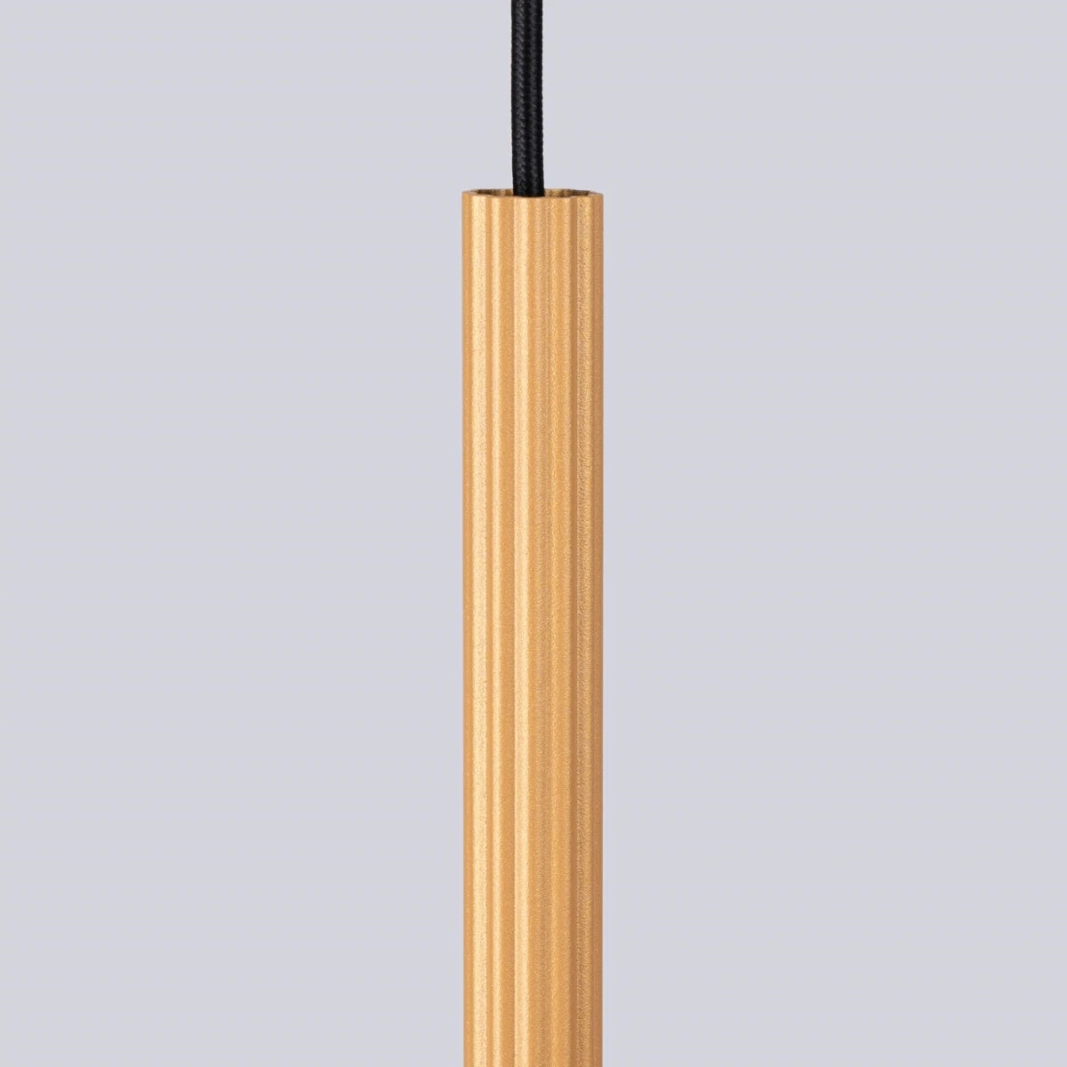 Detailansicht der Pendelleuchte CORA 1 in Gold – hochwertiges Aluminium mit feiner Riffelstruktur und edlem, mattem Finish.