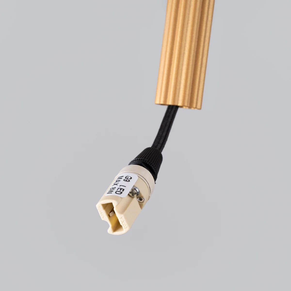 Fassung der Pendelleuchte CORA 1 in Gold – G9-LED-Fassung mit Kabelzuführung und gerilltem Aluminiumkörper im eleganten Design.