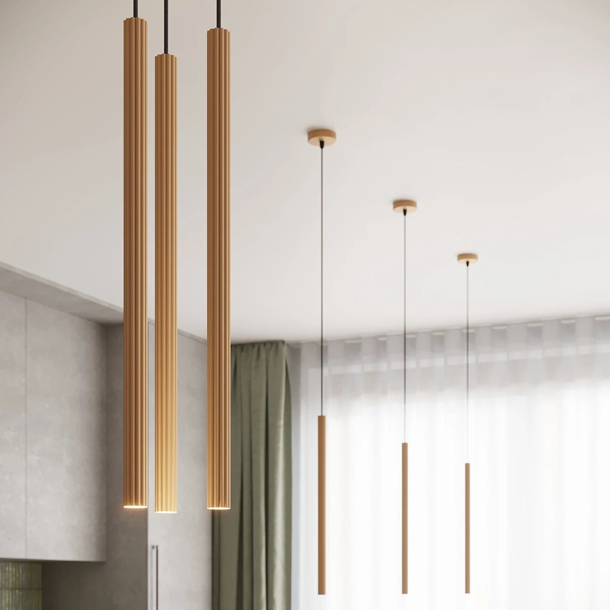 Pendelleuchte CORA 1 in Gold – Detailansicht der stilvollen Zylinderform mit sanfter Lichtabstrahlung und geriffelter Oberfläche.