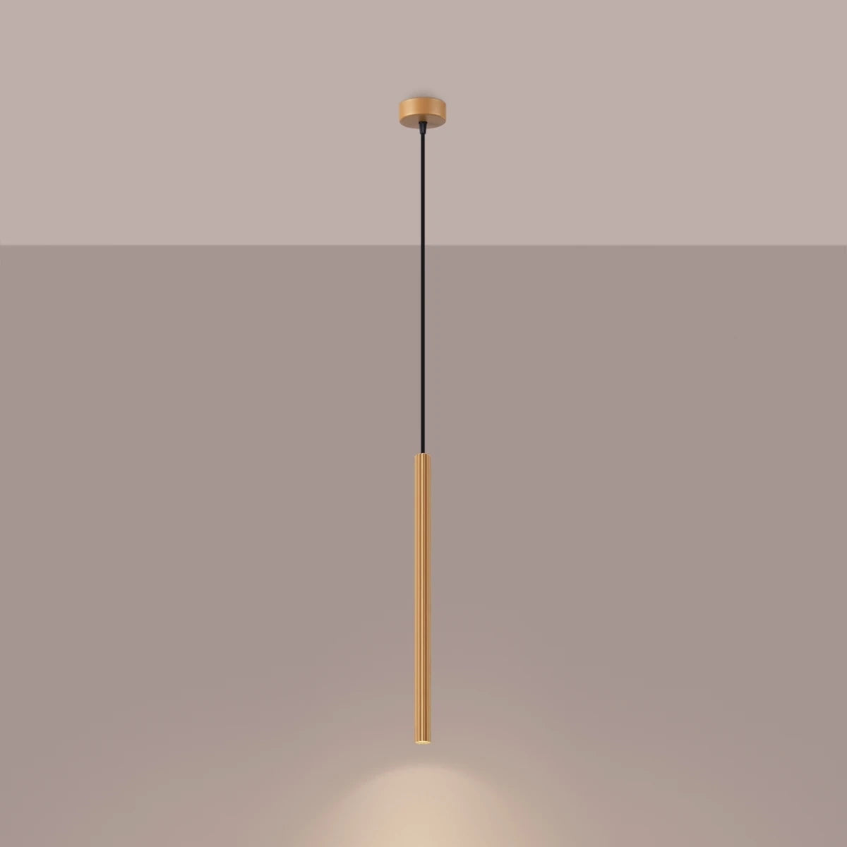 Pendelleuchte CORA 1 in Gold – elegante Hängeleuchte mit warmem Lichtkegel, ideal für Esstische und moderne Interieurs.