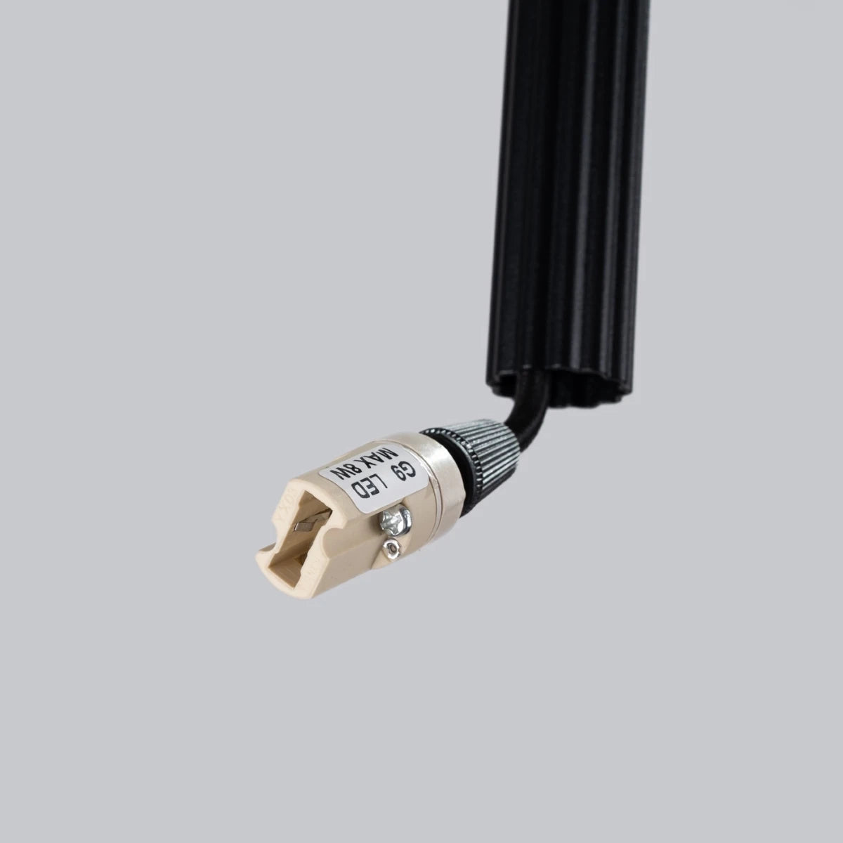 Fassung der Pendelleuchte CORA 1 in Schwarz – G9-LED-Fassung mit schwarzem Textilkabel und Aluminiumstruktur in Zylinderform.