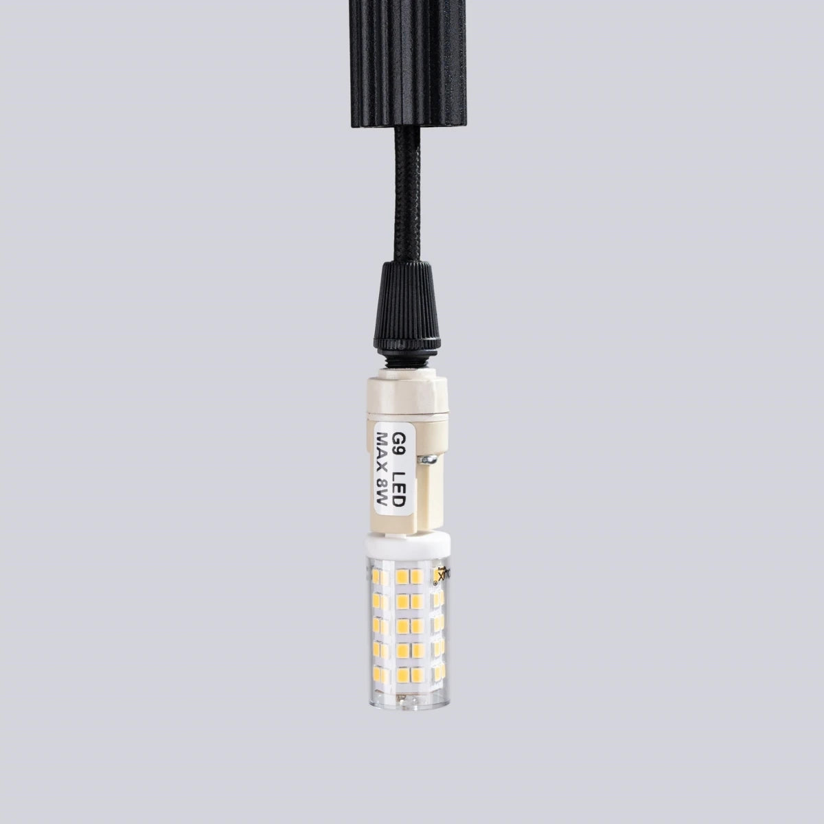 Pendelleuchte CORA 1 in Schwarz – G9-LED-Fassung mit eingesetztem LED-Leuchtmittel, modernes Design mit Textilkabel.