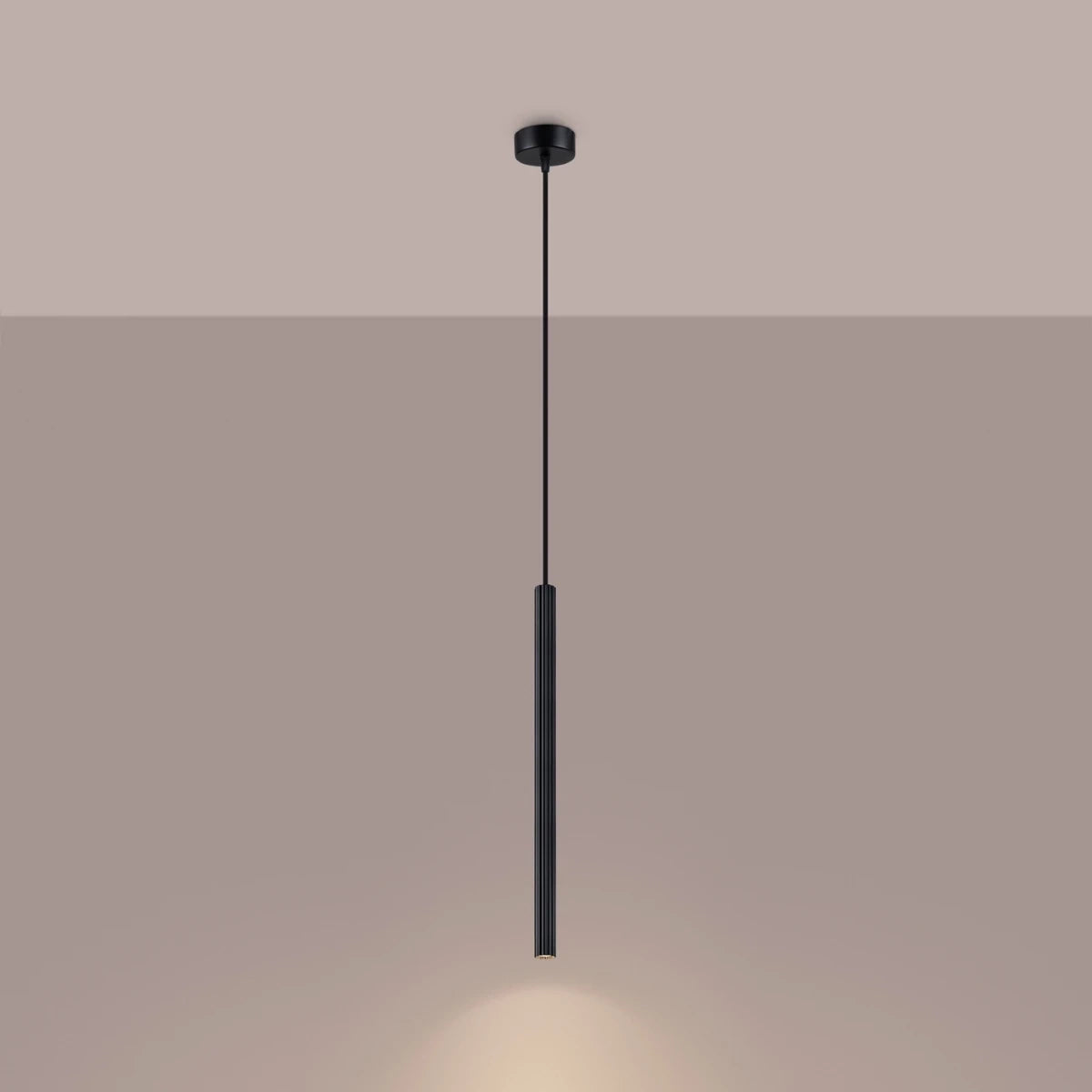 Pendelleuchte CORA 1 in Schwarz – minimalistische Einzelleuchte mit vertikalem Zylinder und gerichteter Lichtausstrahlung.
