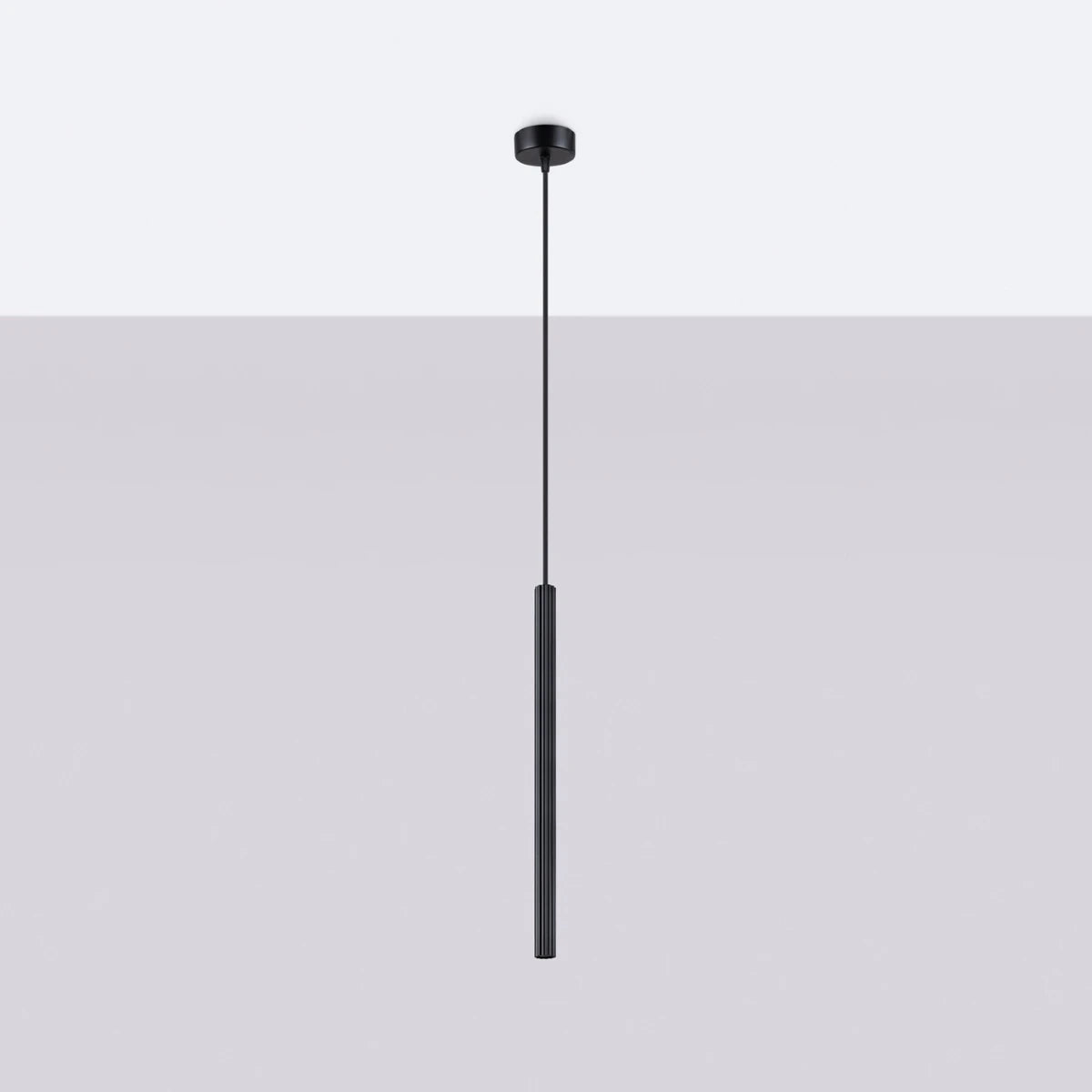 Pendelleuchte CORA 1 in Schwarz – minimalistische Hängeleuchte mit vertikalem Zylinder und architektonischer Formensprache.