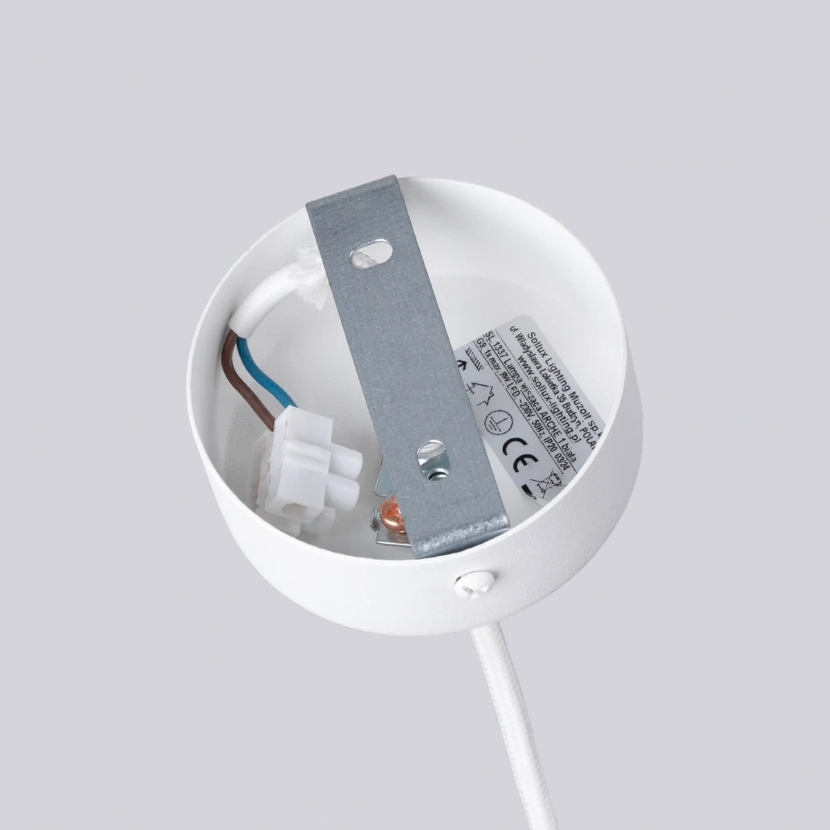 Anschlussdetail der Pendelleuchte CORA 1 in Weiß – Deckenhalterung mit Anschlussklemmen und Montageelement aus Metall.