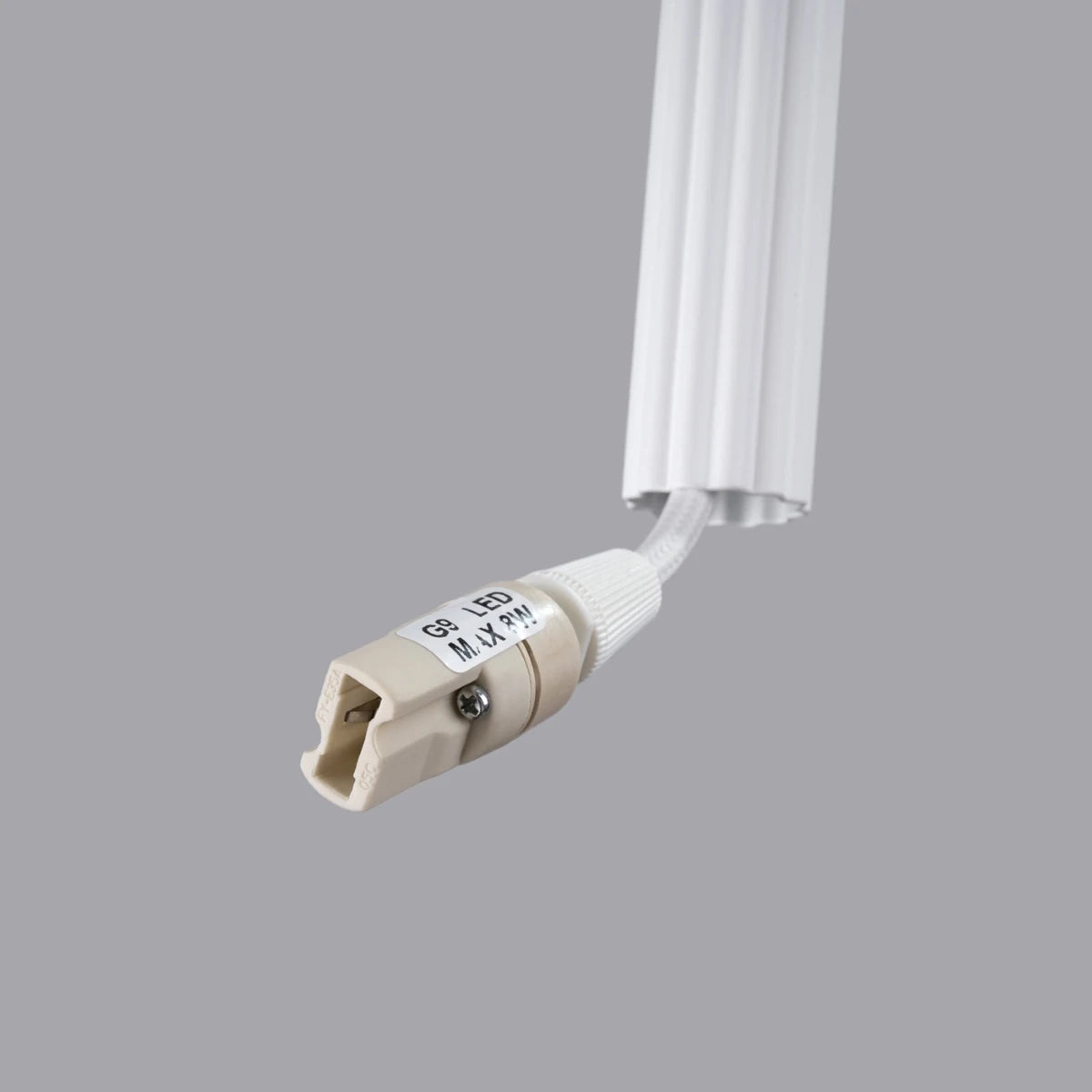 Fassung der Pendelleuchte CORA 1 in Weiß – G9-LED-Fassung mit textilummanteltem Kabel und gerilltem Aluminiumgehäuse.