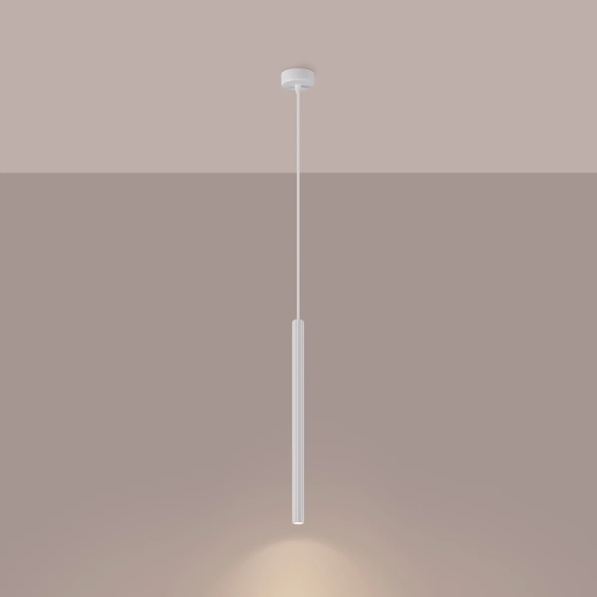 Pendelleuchte CORA 1 in Weiß – schlanke Zylinderleuchte mit sanftem, warmweißem Lichtschein und elegantem Design.