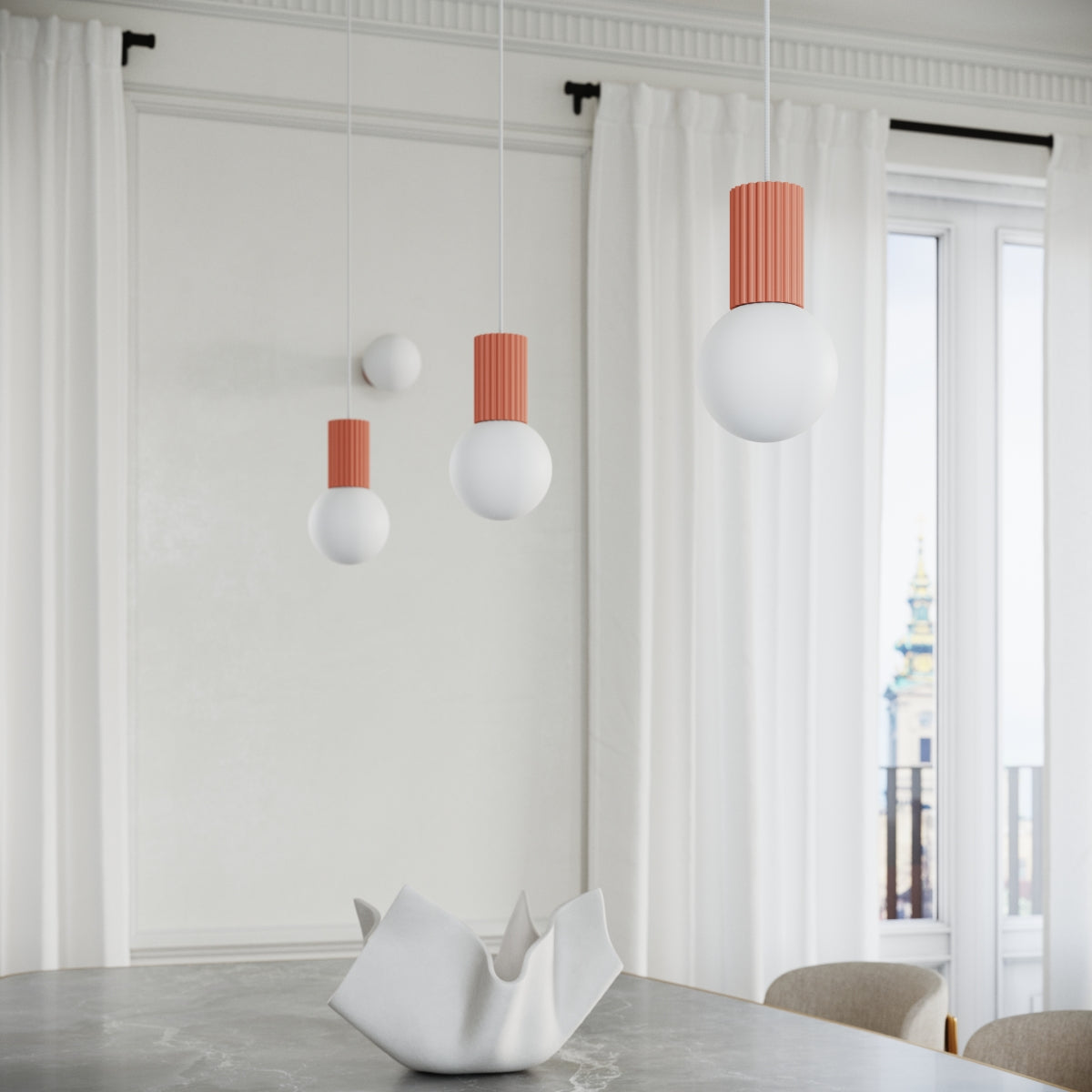 HALO-Tischlampe in Apricot auf hellem Marmortisch, kombiniert mit Pendelleuchten in elegantem Raumdesign.
