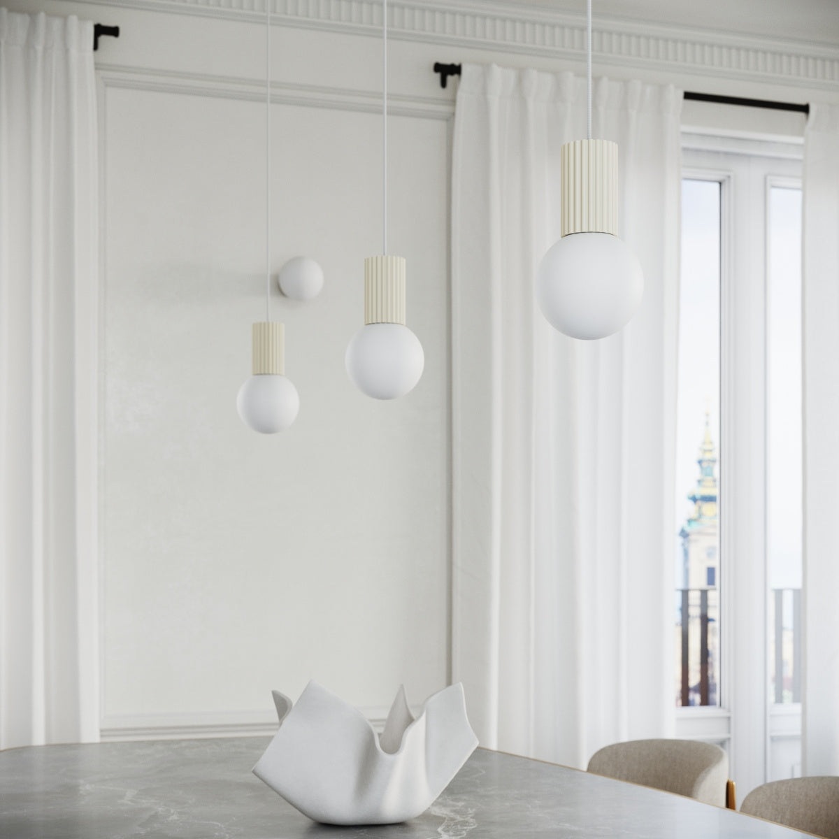 HALO-Tischlampe in Beige mit Pendelleuchten über Marmortisch, elegantes Interieur in hellen Tönen.