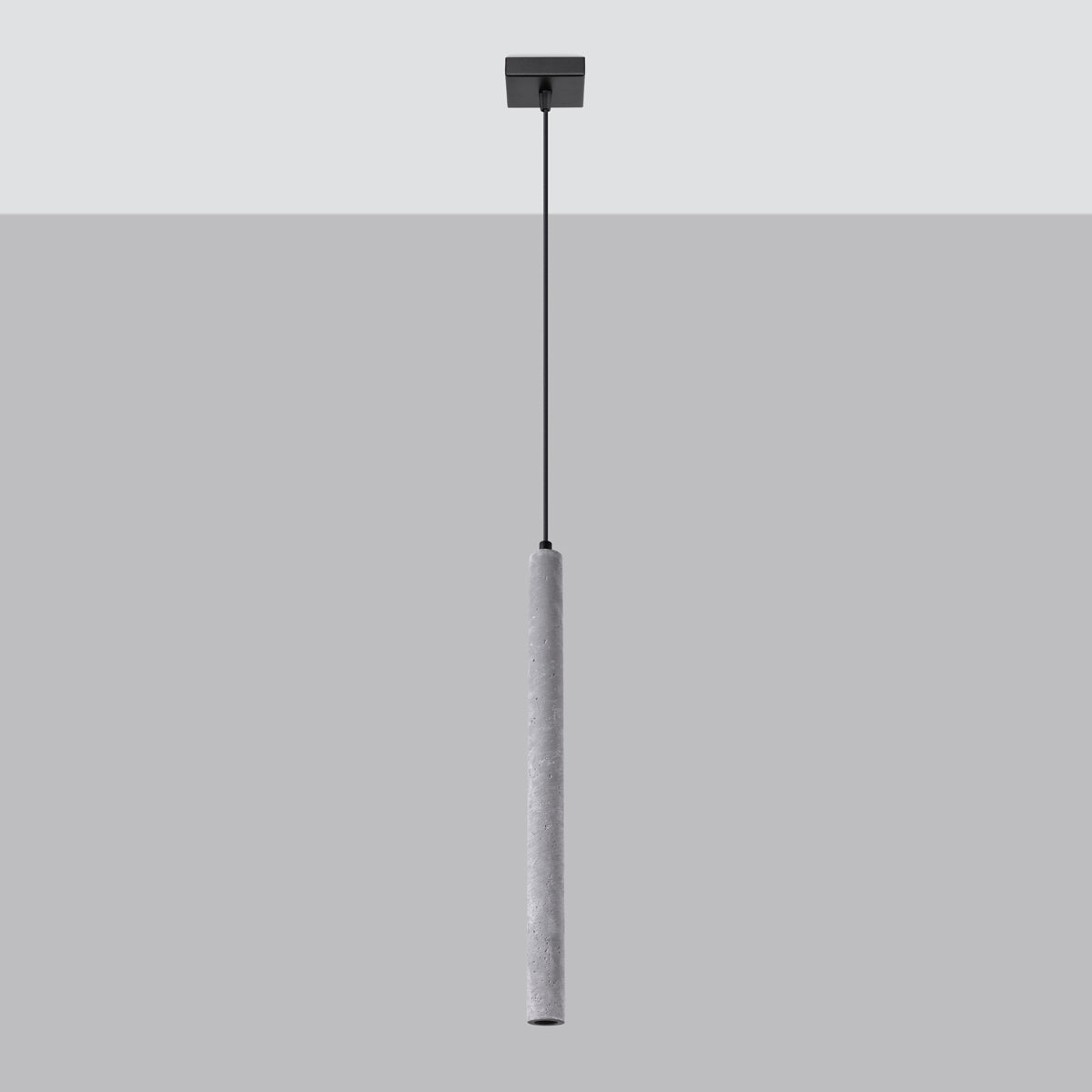 Pendelleuchte PASTELO 1 aus Beton – minimalistisches Design, ausgeschaltet, vor grauer Wand.