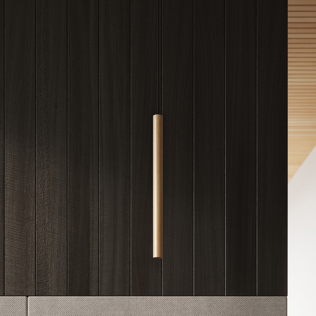 PASTELO 1 Naturholz – einzelne Leuchte vor dunkler Holzverkleidung im modernen Interieur
